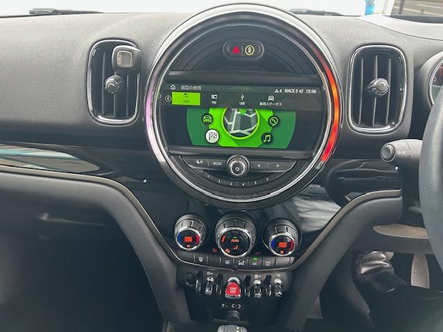 中央にスイッチ類が集約しています