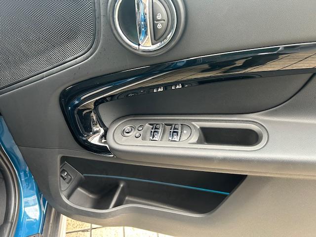 運転席側パワーウインドウスイッチ　ミラーの調節　ＤＯＯＲロックのＯＮ　ＯＦＦのスイッチもついてます