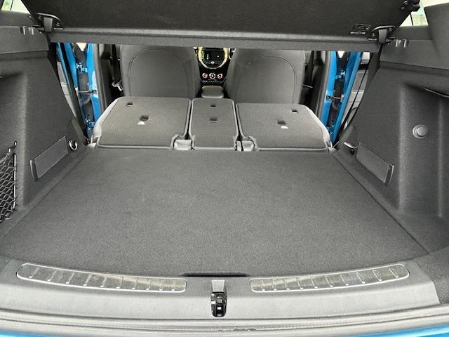 後部座席からシートの背もたれを倒せばトランクスルーになり長いものでも室内保管することができる