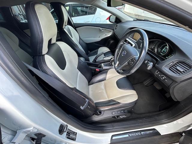 Ｖ４０ クロスカントリー　Ｔ５　ＡＷＤ　クロスカントリー　Ｔ５　ＡＷＤ（５名）ナビ・ＴＶ・バックカメラ　ＥＴＣ　白黒コンビ革シート　パワーシート　シートヒーター　ＨＩＤ　　クリアランスソナー　アダプティブクルーズコントロール　１７アルミ（12枚目）