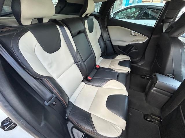 Ｖ４０ クロスカントリー　Ｔ５　ＡＷＤ　クロスカントリー　Ｔ５　ＡＷＤ（５名）ナビ・ＴＶ・バックカメラ　ＥＴＣ　白黒コンビ革シート　パワーシート　シートヒーター　ＨＩＤ　　クリアランスソナー　アダプティブクルーズコントロール　１７アルミ（14枚目）