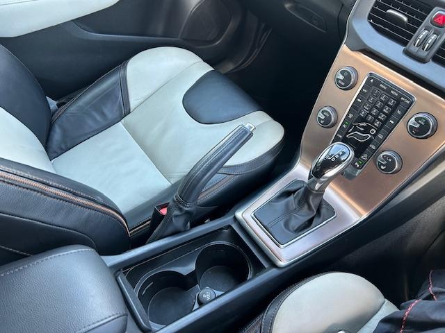 Ｖ４０ クロスカントリー　Ｔ５　ＡＷＤ　クロスカントリー　Ｔ５　ＡＷＤ（５名）ナビ・ＴＶ・バックカメラ　ＥＴＣ　白黒コンビ革シート　パワーシート　シートヒーター　ＨＩＤ　　クリアランスソナー　アダプティブクルーズコントロール　１７アルミ（15枚目）