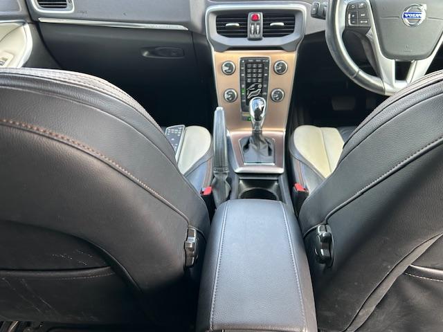 Ｖ４０ クロスカントリー　Ｔ５　ＡＷＤ　クロスカントリー　Ｔ５　ＡＷＤ（５名）ナビ・ＴＶ・バックカメラ　ＥＴＣ　白黒コンビ革シート　パワーシート　シートヒーター　ＨＩＤ　　クリアランスソナー　アダプティブクルーズコントロール　１７アルミ（18枚目）