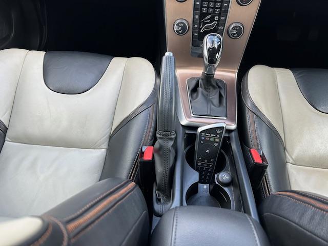 Ｖ４０ クロスカントリー　Ｔ５　ＡＷＤ　クロスカントリー　Ｔ５　ＡＷＤ（５名）ナビ・ＴＶ・バックカメラ　ＥＴＣ　白黒コンビ革シート　パワーシート　シートヒーター　ＨＩＤ　　クリアランスソナー　アダプティブクルーズコントロール　１７アルミ（21枚目）