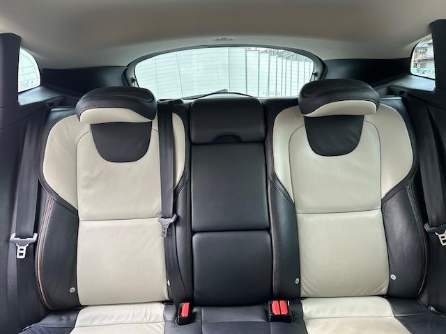 Ｖ４０ クロスカントリー　Ｔ５　ＡＷＤ　クロスカントリー　Ｔ５　ＡＷＤ（５名）ナビ・ＴＶ・バックカメラ　ＥＴＣ　白黒コンビ革シート　パワーシート　シートヒーター　ＨＩＤ　　クリアランスソナー　アダプティブクルーズコントロール　１７アルミ（22枚目）