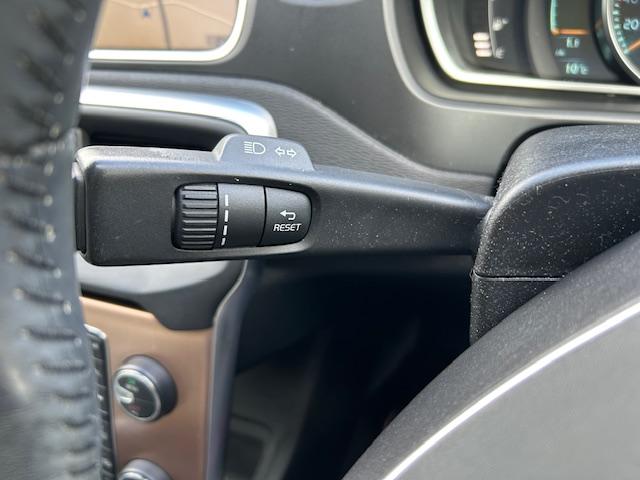 Ｖ４０ クロスカントリー　Ｔ５　ＡＷＤ　クロスカントリー　Ｔ５　ＡＷＤ（５名）ナビ・ＴＶ・バックカメラ　ＥＴＣ　白黒コンビ革シート　パワーシート　シートヒーター　ＨＩＤ　　クリアランスソナー　アダプティブクルーズコントロール　１７アルミ（33枚目）