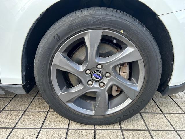 Ｖ４０ クロスカントリー　Ｔ５　ＡＷＤ　クロスカントリー　Ｔ５　ＡＷＤ（５名）ナビ・ＴＶ・バックカメラ　ＥＴＣ　白黒コンビ革シート　パワーシート　シートヒーター　ＨＩＤ　　クリアランスソナー　アダプティブクルーズコントロール　１７アルミ（42枚目）