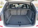 後部座席を倒せばトランクスルーになる広いトランク オープン時も間口が広い。
