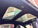 車内を明るく開放感抜群のガラスサンルーフ