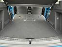 後部座席からシートの背もたれを倒せばトランクスルーになり長いものでも室内保管することができる