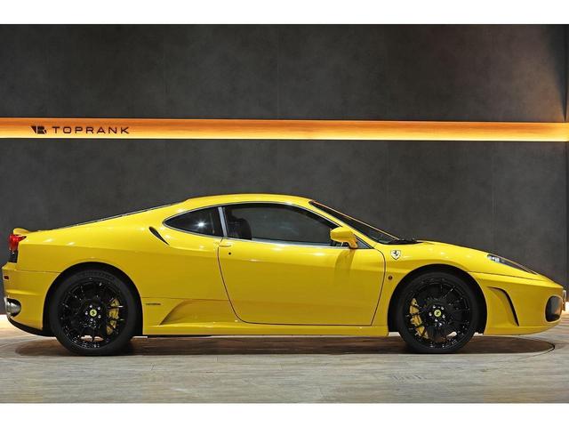 Ｆ４３０ Ｆ１　正規ディーラー車　ジアーロモデナ　カーボンセラミックブレーキ　リアカーボンチャレンジグリル　スペシャルカラードステッチ　電動シート　クラッチ残量９５％（5枚目）