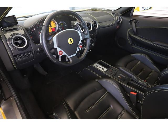 Ｆ４３０ Ｆ１　正規ディーラー車　ジアーロモデナ　カーボンセラミックブレーキ　リアカーボンチャレンジグリル　スペシャルカラードステッチ　電動シート　クラッチ残量９５％（10枚目）