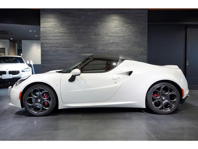 ４Ｃスパイダー ベースグレード　スポーツＰＫＧ　レザーＰＫＧ　レッドレザーインテリア　ブラックソフトトップＦ：１８／Ｒ：１９インチＡＷ　レッドブレーキキャリパー　スポーツエキゾースト（3枚目）