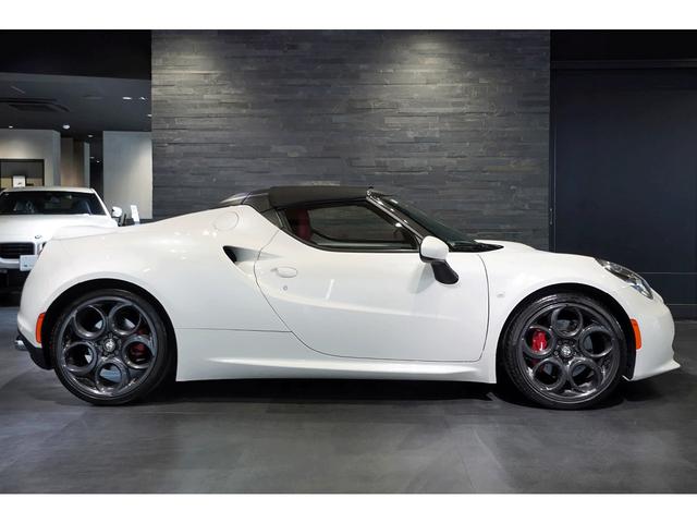 ４Ｃスパイダー ベースグレード　スポーツＰＫＧ　レザーＰＫＧ　レッドレザーインテリア　ブラックソフトトップＦ：１８／Ｒ：１９インチＡＷ　レッドブレーキキャリパー　スポーツエキゾースト（6枚目）