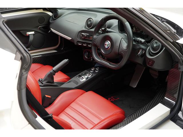 ４Ｃスパイダー ベースグレード　スポーツＰＫＧ　レザーＰＫＧ　レッドレザーインテリア　ブラックソフトトップＦ：１８／Ｒ：１９インチＡＷ　レッドブレーキキャリパー　スポーツエキゾースト（9枚目）