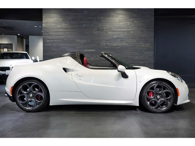 ４Ｃスパイダー ベースグレード　スポーツＰＫＧ　レザーＰＫＧ　レッドレザーインテリア　ブラックソフトトップＦ：１８／Ｒ：１９インチＡＷ　レッドブレーキキャリパー　スポーツエキゾースト（16枚目）