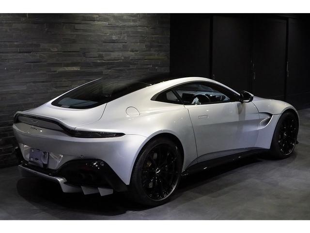 ヴァンテージ 　４．０　Ｖ８　グロスブラックパック　ヴェーンドグリル　スモークドテールライト　スポーツプラスシート　２０インチＡＷ　右ハンドル（3枚目）