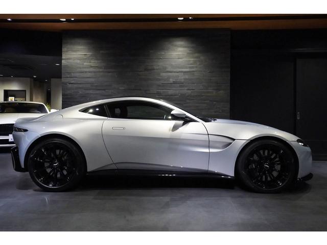 ヴァンテージ 　４．０　Ｖ８　グロスブラックパック　ヴェーンドグリル　スモークドテールライト　スポーツプラスシート　２０インチＡＷ　右ハンドル（9枚目）