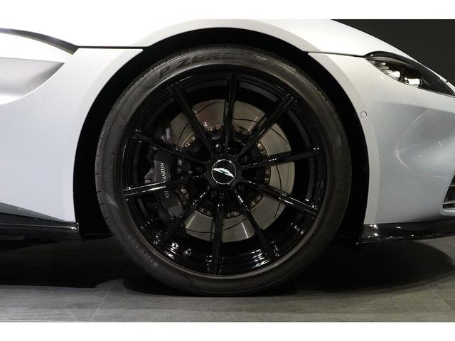 ヴァンテージ 　４．０　Ｖ８　グロスブラックパック　ヴェーンドグリル　スモークドテールライト　スポーツプラスシート　２０インチＡＷ　右ハンドル（11枚目）