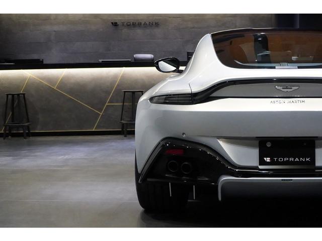 ヴァンテージ 　４．０　Ｖ８　グロスブラックパック　ヴェーンドグリル　スモークドテールライト　スポーツプラスシート　２０インチＡＷ　右ハンドル（17枚目）