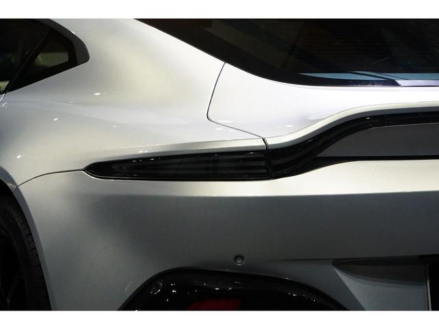 ヴァンテージ 　４．０　Ｖ８　グロスブラックパック　ヴェーンドグリル　スモークドテールライト　スポーツプラスシート　２０インチＡＷ　右ハンドル（19枚目）