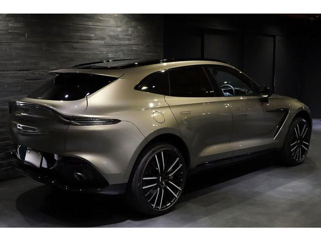 ＤＢＸ ベースグレード　「Ｑ」インテリアトリム　スポーツエキゾースト　２３インチＡＷ　ゴールドキャリパー　ステアリングヒーター　スモークテールライト（3枚目）