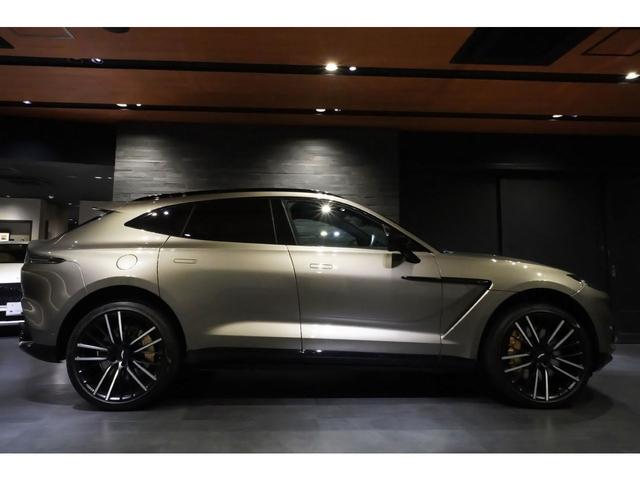 ＤＢＸ ベースグレード　「Ｑ」インテリアトリム　スポーツエキゾースト　２３インチＡＷ　ゴールドキャリパー　ステアリングヒーター　スモークテールライト（7枚目）