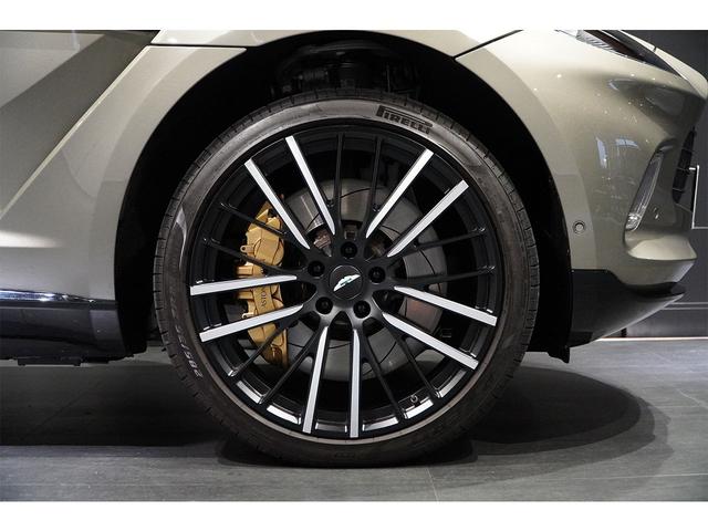 ＤＢＸ ベースグレード　「Ｑ」インテリアトリム　スポーツエキゾースト　２３インチＡＷ　ゴールドキャリパー　ステアリングヒーター　スモークテールライト（9枚目）