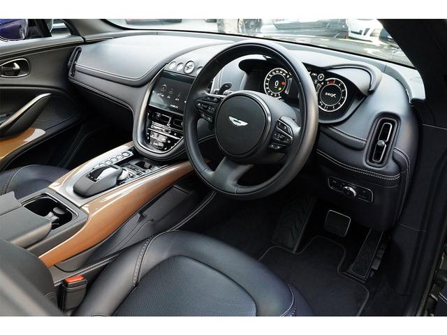 ＤＢＸ ベースグレード　「Ｑ」インテリアトリム　スポーツエキゾースト　２３インチＡＷ　ゴールドキャリパー　ステアリングヒーター　スモークテールライト（10枚目）