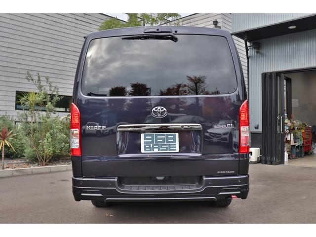スパークリングブラックパールノボディカラーにＴＲＤエアロ、ナイトロパワー１６インチホイールなど、スタイリッシュにカスタムされたハイエースバン『２．０スーパーＧＬ　ダークプライムＩＩ』が入庫しました。