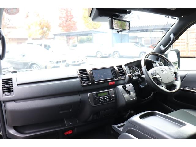 ダークプライムＩＩ専用の渋い輝きを放つダークな仕上がりのインテリア。　全体のトーンをブラック系で統一しながら、シートサイドのステッチや　黒木目調加飾などでシックな遊び心が表現されています。