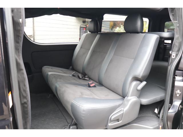 後席も使用感なく綺麗な状態です。