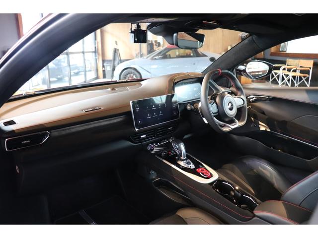 エミーラ Ｖ６　ファーストエディション　マグマレッド　フルブラックパック（グロスブラック）　１２ｗａｙ電動調整式プレミアムスポーツシート　シートヒーター　ディスプレイオーディオ　ドラレコ　レッドキャリパー　２０ＡＷ（8枚目）