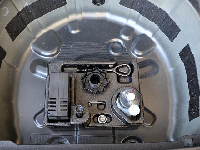 ポロ TSIアクティブ 認定中古車、買取り車、認定中古車保証付、ワンオーナー、禁煙車、純正ナビ、ETC、バックカメラ、LEDヘッドライト、Bluetooth(14枚目)