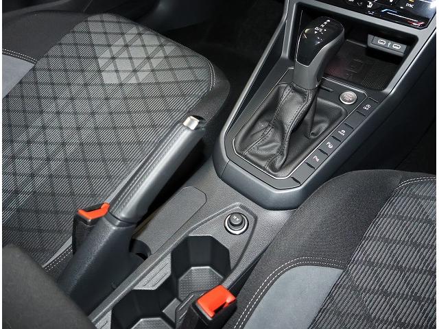 ポロ ＴＳＩ　Ｒライン　ＤｅｍｏＣａｒ　Ｃｅｒｔｉｆｉｅｄ　Ｐｒｅ－ｏｗｎｅｄ　禁煙車　ワンオーナー　２．０ＴＦＳＩ　７速ＤＳＧ　ＬＥＤマトリクスヘッドライト　純正インフォテイメントシステム　運転支援システム　バックカメラ（20枚目）