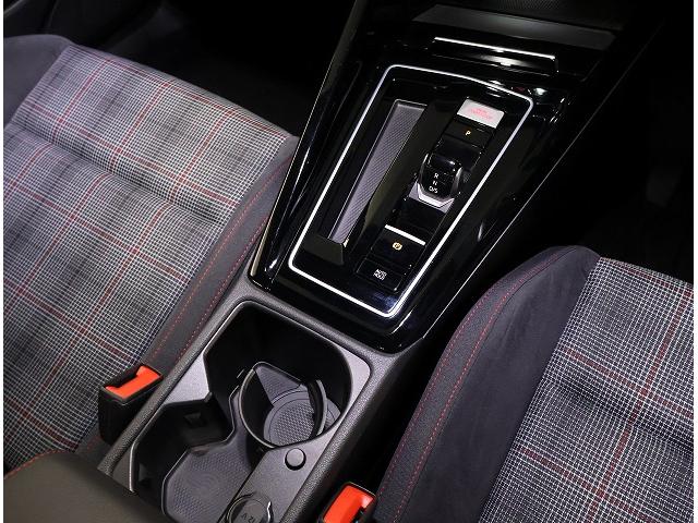 ゴルフＧＴＩ ベースグレード　ＬＥＤマトリックスヘッドライトＩＱ．　ＬＩＧＨＴ（ダイナミックターンインジケーター付）ダークティンテッドガラス（リヤ／リヤ左右、ＵＶカット機能付）（11枚目）