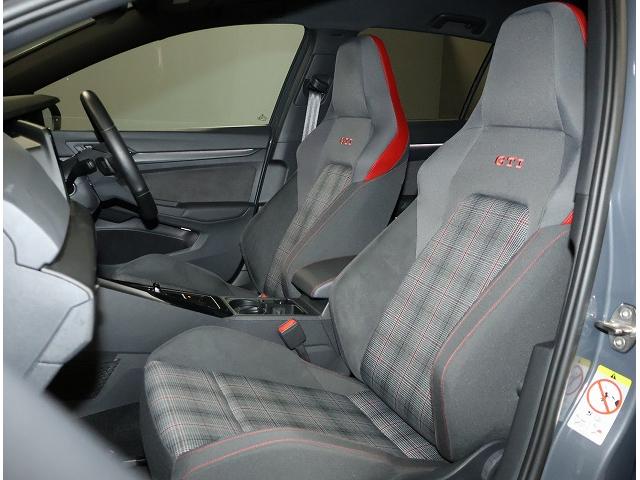 ゴルフＧＴＩ ベースグレード　ＬＥＤマトリックスヘッドライトＩＱ．　ＬＩＧＨＴ（ダイナミックターンインジケーター付）ダークティンテッドガラス（リヤ／リヤ左右、ＵＶカット機能付）（12枚目）