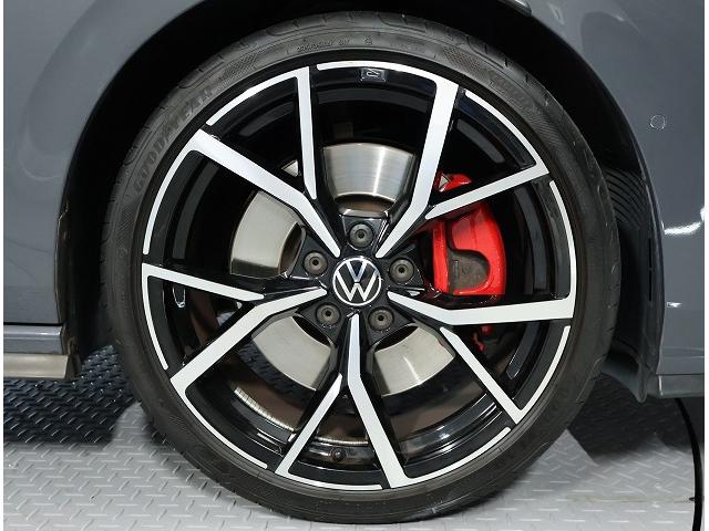 ゴルフＧＴＩ ベースグレード　ＬＥＤマトリックスヘッドライトＩＱ．　ＬＩＧＨＴ（ダイナミックターンインジケーター付）ダークティンテッドガラス（リヤ／リヤ左右、ＵＶカット機能付）（14枚目）
