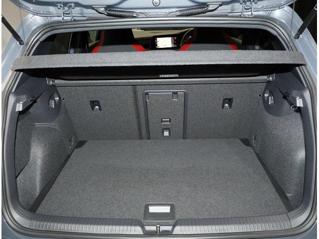 ゴルフＧＴＩ ベースグレード　ＬＥＤマトリックスヘッドライトＩＱ．　ＬＩＧＨＴ（ダイナミックターンインジケーター付）ダークティンテッドガラス（リヤ／リヤ左右、ＵＶカット機能付）（16枚目）