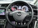 ステアリングホイール【フォルクスワーゲンマークが輝く、握りやすい3本スポークのステアリング】