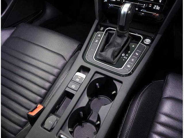パサート ＴＳＩエレガンスアドバンス　認定中古車　ワンオーナー　禁煙車　後期モデル　生産終了モデル　ＬＥＤライト　１８インチアルミホイール　純正インフォティメントシステムＤｉｓｃｏｖｅｒＰｒｏ搭載（17枚目）