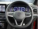 ステアリングホイール【フォルクスワーゲンマークが光る、握りやすい3本スポークのステアリング】