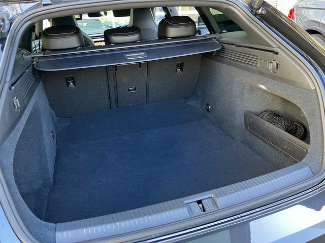 アルテオン シューティングブレーク ＴＳＩ　４モーション　Ｒラインアドバンス　ＳＵＮＲＯＯＦ　ＳＳＤカーナビ　ＥＴＣ　本革シート　ヘッドアップディスプレイ　アダプティブクルーズコントロール　アラウンドビューカメラ　ドライバー疲労検知システム　レーンキープアシストシステム（35枚目）
