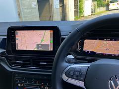 左はアップルのマップ、右は車両のナビです 6