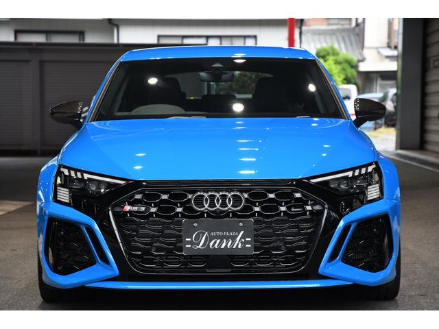 RS3スポーツバック ベースグレード セラミックカーボンブレーキ(フロント)/カラーブレーキキャリパー ブルー・マトリクスLEDヘッドライト・RSダンピングコントロールサスペンション・RSスポーツエキゾーストシステム(2枚目)