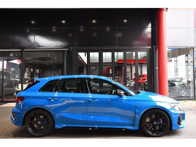 RS3スポーツバック ベースグレード セラミックカーボンブレーキ(フロント)/カラーブレーキキャリパー ブルー・マトリクスLEDヘッドライト・RSダンピングコントロールサスペンション・RSスポーツエキゾーストシステム(3枚目)