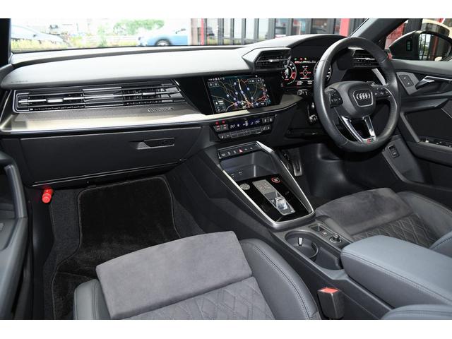 RS3スポーツバック ベースグレード セラミックカーボンブレーキ(フロント)/カラーブレーキキャリパー ブルー・マトリクスLEDヘッドライト・RSダンピングコントロールサスペンション・RSスポーツエキゾーストシステム(5枚目)