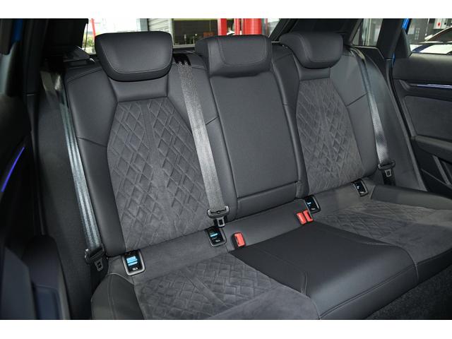 RS3スポーツバック ベースグレード セラミックカーボンブレーキ(フロント)/カラーブレーキキャリパー ブルー・マトリクスLEDヘッドライト・RSダンピングコントロールサスペンション・RSスポーツエキゾーストシステム(8枚目)