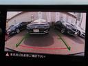 リヤビューモニター搭載。ギヤセレクターレバーをリバース(R)に入れると、リヤエンブレムに内蔵されたカメラが後方の映像をディスプレイに映し出し車両後退時の安全をサポートします。