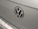 リアカメラがVWエンブレムに内蔵されています。ギアをリバースに入れると車両後方の映像が映しだされます。